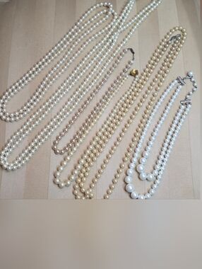 6 PAIRS OF VINTAGE FAUX PEARLS